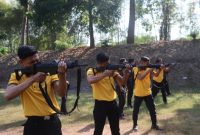Anggota Polres Demak mengiluti latihan menembak di Lapangan Tembak Mako Brimob Pasadena Polda Jawa Tengah, Selasa (21/7/2026).