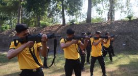 Anggota Polres Demak mengiluti latihan menembak di Lapangan Tembak Mako Brimob Pasadena Polda Jawa Tengah, Selasa (21/7/2026).