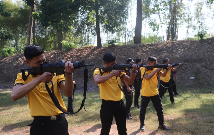 Anggota Polres Demak mengiluti latihan menembak di Lapangan Tembak Mako Brimob Pasadena Polda Jawa Tengah, Selasa (21/7/2026).