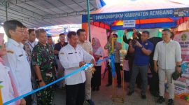 Bupati Rembang, H. Harno, didampingi Kepala Dinas Perindustrian dan Tenaga Kerja (Dinperinaker), Fery Sumardi membuka Job Fair 2026, di halaman Kantor Dinas Perindustrian dan Tenaga Kerja (Dinperinaker).