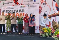 Bupati Rembang, Harno membuka Festival Literasi 2026 di halaman Perpustakaan Daerah Kabupaten Rembang, Kamis (23/7).