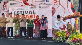 Bupati Rembang, Harno membuka Festival Literasi 2026 di halaman Perpustakaan Daerah Kabupaten Rembang, Kamis (23/7).