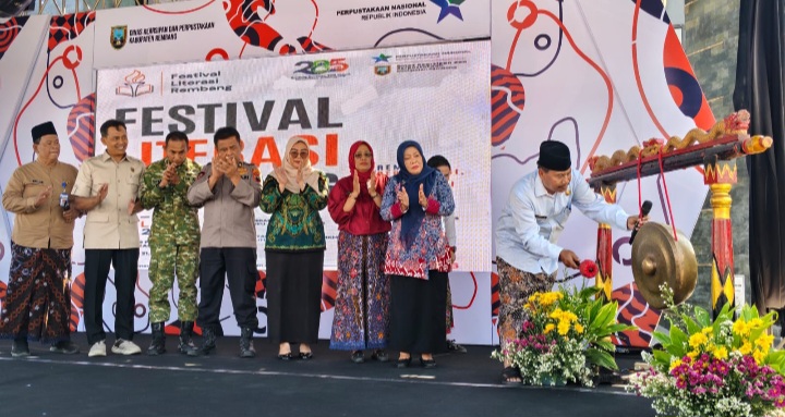 Bupati Rembang, Harno membuka Festival Literasi 2026 di halaman Perpustakaan Daerah Kabupaten Rembang, Kamis (23/7).
