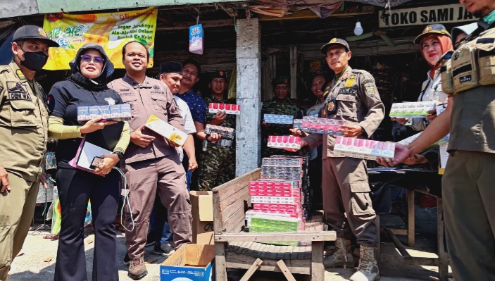 Tim gabungan menggelar operasi penegakan Barang Kena Cukai (BKC) ilegal di Kabupaten Rembang, Kamis (23/7/2026).