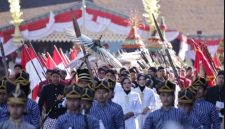 Prosesi pengembalian Panji-panji Daerah oleh perwakilan masyarakat kepada Bupati Wonosobo bersama unsur Forum Koordinasi Pimpinan Daerah (Forkopimda).