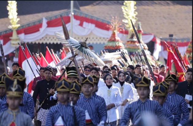 Prosesi pengembalian Panji-panji Daerah oleh perwakilan masyarakat kepada Bupati Wonosobo bersama unsur Forum Koordinasi Pimpinan Daerah (Forkopimda).