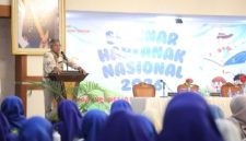 Sekretaris Daerah (Sekda) Provinsi Jawa Tengah, Sumarno memberikan sambutan di acara Seminar Hari Anak Nasional, di Gedung Dharma Wanita Jateng, Sabtu (25/7/2026).