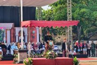 Bupati Rembang, Harno menjadi pembina upacara peringatan Hari Jadi ke-285 Kabupaten Rembang di Alun-Alun Rembang, Senin (27/7).