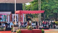 Bupati Rembang, Harno menjadi pembina upacara peringatan Hari Jadi ke-285 Kabupaten Rembang di Alun-Alun Rembang, Senin (27/7).