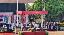 Bupati Rembang, Harno menjadi pembina upacara peringatan Hari Jadi ke-285 Kabupaten Rembang di Alun-Alun Rembang, Senin (27/7).