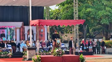 Bupati Rembang, Harno menjadi pembina upacara peringatan Hari Jadi ke-285 Kabupaten Rembang di Alun-Alun Rembang, Senin (27/7).