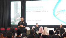 Anggota Komisi IX DPR RI, Edy Wuryanto memberikan arahan di acara sosialisasi Program Jaminan Kesehatan Nasional (JKN) di Gedung Haji Rembang, Senin (27/7).
