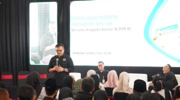 Anggota Komisi IX DPR RI, Edy Wuryanto memberikan arahan di acara sosialisasi Program Jaminan Kesehatan Nasional (JKN) di Gedung Haji Rembang, Senin (27/7).