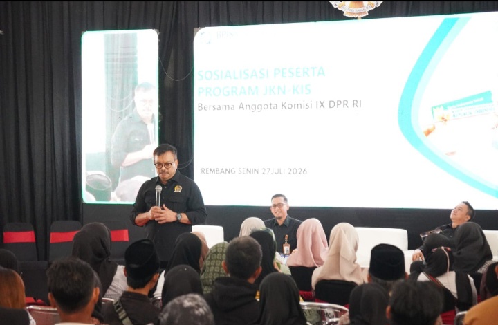 Anggota Komisi IX DPR RI, Edy Wuryanto memberikan arahan di acara sosialisasi Program Jaminan Kesehatan Nasional (JKN) di Gedung Haji Rembang, Senin (27/7).