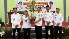 Bupati Demak, Eisti'anah bersama para Kepala Desa di acara program Demang Ngantor Deso di Balai Desa Jragung, Kecamatan Karangawen, Rabu (29/7/26).