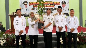 Bupati Demak, Eisti'anah bersama para Kepala Desa di acara program Demang Ngantor Deso di Balai Desa Jragung, Kecamatan Karangawen, Rabu (29/7/26).