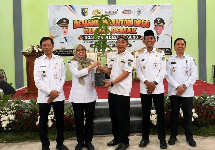 Bupati Demak, Eisti'anah bersama para Kepala Desa di acara program Demang Ngantor Deso di Balai Desa Jragung, Kecamatan Karangawen, Rabu (29/7/26).