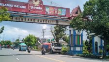 Gapura pembatas Kabupaten Rembang.