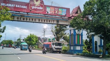 Gapura pembatas Kabupaten Rembang.