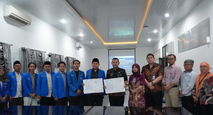 Kepala BNNP Jawa Tengah, Brigjen Pol. Dr. H. Agus Rohmat dan Ketua PMII Cabang Kota Semarang, Muhammad Afiq Nur Cahaya, menandatangani Perjanjian Kerja Sama.