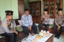 Kapolres Demak, AKBP Arrizal Samelino Gandasaputra bersama para pejabat utama Polres Demak berkunjung ke kediaman Ketua FKUB Kabupaten Demak, dr. Fuad Al Hamidi, di Desa Purwosari, Kecamatan Sayung, Jumat (31/7/2026).
