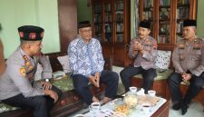 Kapolres Demak, AKBP Arrizal Samelino Gandasaputra bersama para pejabat utama Polres Demak berkunjung ke kediaman Ketua FKUB Kabupaten Demak, dr. Fuad Al Hamidi, di Desa Purwosari, Kecamatan Sayung, Jumat (31/7/2026).