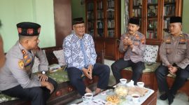 Kapolres Demak, AKBP Arrizal Samelino Gandasaputra bersama para pejabat utama Polres Demak berkunjung ke kediaman Ketua FKUB Kabupaten Demak, dr. Fuad Al Hamidi, di Desa Purwosari, Kecamatan Sayung, Jumat (31/7/2026).