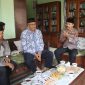 Kapolres Demak, AKBP Arrizal Samelino Gandasaputra bersama para pejabat utama Polres Demak berkunjung ke kediaman Ketua FKUB Kabupaten Demak, dr. Fuad Al Hamidi, di Desa Purwosari, Kecamatan Sayung, Jumat (31/7/2026).