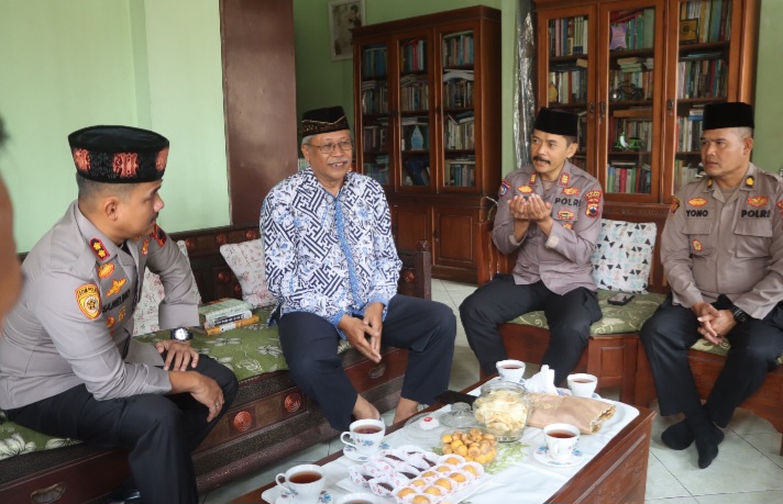 Kapolres Demak, AKBP Arrizal Samelino Gandasaputra bersama para pejabat utama Polres Demak berkunjung ke kediaman Ketua FKUB Kabupaten Demak, dr. Fuad Al Hamidi, di Desa Purwosari, Kecamatan Sayung, Jumat (31/7/2026).