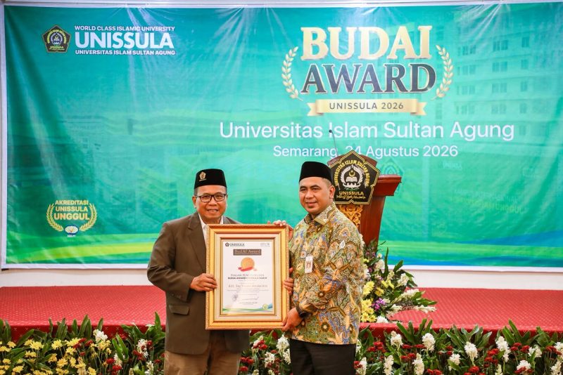 Rektor Unissula, Prof Gunarto menyerahkan langsung penghargaan Budaya Akademik Islami (Budai) Award 2026 kepada Wakil Gubernur Jawa Tengah Taj Yasin Maimoen, Senin (24/8/2026).