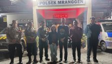 Shely Visesa (tengah), remaja asal Sukabumi yang dilaporkan hilang
ditemukan dalam keadaan selamat di wilayah Kecamatan Mranggen, Kabupaten Demak, Minggu (2/8) malam.