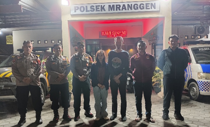 Shely Visesa (tengah), remaja asal Sukabumi yang dilaporkan hilang
ditemukan dalam keadaan selamat di wilayah Kecamatan Mranggen, Kabupaten Demak, Minggu (2/8) malam.