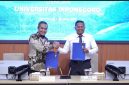 Kepala OJK Jateng, Hidayat Prabowo dan Rektor Undip, Suharnomo
menandatangani Nota Kesepahaman mengenai pelaksanaan Tridharma perguruan tinggi, pengembangan sektor jasa keuangan, peningkatan di Gedung Widya Puraya, Kampus Universitas Diponegoro Tembalang, Senin (3/8).