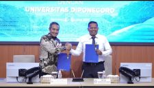 Kepala OJK Jateng, Hidayat Prabowo dan Rektor Undip, Suharnomo
menandatangani Nota Kesepahaman mengenai pelaksanaan Tridharma perguruan tinggi, pengembangan sektor jasa keuangan, peningkatan di Gedung Widya Puraya, Kampus Universitas Diponegoro Tembalang, Senin (3/8).