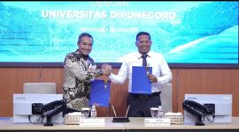 Kepala OJK Jateng, Hidayat Prabowo dan Rektor Undip, Suharnomo
menandatangani Nota Kesepahaman mengenai pelaksanaan Tridharma perguruan tinggi, pengembangan sektor jasa keuangan, peningkatan di Gedung Widya Puraya, Kampus Universitas Diponegoro Tembalang, Senin (3/8).