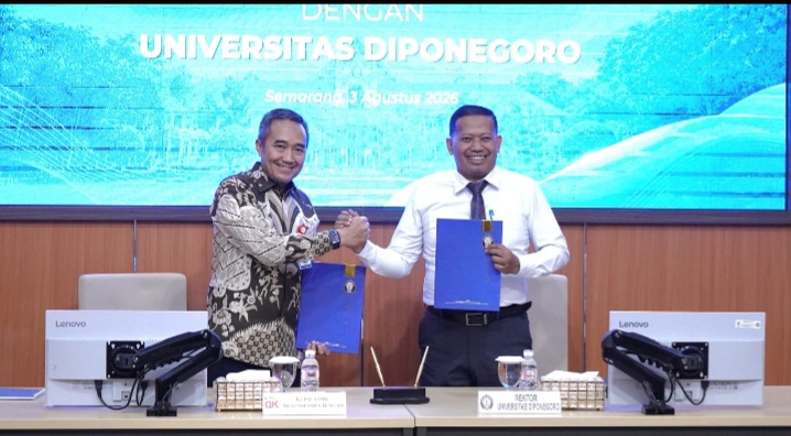 Kepala OJK Jateng, Hidayat Prabowo dan Rektor Undip, Suharnomo
menandatangani Nota Kesepahaman mengenai pelaksanaan Tridharma perguruan tinggi, pengembangan sektor jasa keuangan, peningkatan di Gedung Widya Puraya, Kampus Universitas Diponegoro Tembalang, Senin (3/8).