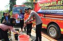 Polres Wonosobo menyalurkan bantuan air bersih kepada warga terdampak kekeringan akibat musim kemarau di Desa Sumberejo, Kecamatan Wadaslintang, Selasa (4/8/2026).