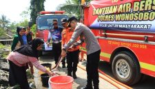 Polres Wonosobo menyalurkan bantuan air bersih kepada warga terdampak kekeringan akibat musim kemarau di Desa Sumberejo, Kecamatan Wadaslintang, Selasa (4/8/2026).