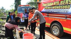 Polres Wonosobo menyalurkan bantuan air bersih kepada warga terdampak kekeringan akibat musim kemarau di Desa Sumberejo, Kecamatan Wadaslintang, Selasa (4/8/2026).