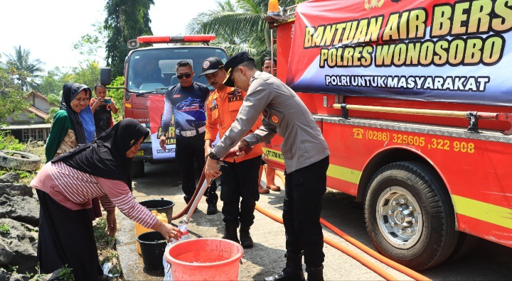 Polres Wonosobo menyalurkan bantuan air bersih kepada warga terdampak kekeringan akibat musim kemarau di Desa Sumberejo, Kecamatan Wadaslintang, Selasa (4/8/2026).