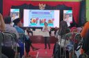 Ketua Tim Substansi Informasi dan Komunikasi Balai Besar Pengawas Obat dan Makanan (BBPOM) di Semarang, Theresiana Ari Wijayanti, memberikan edukasi kepada masyarakat Rembang, Selasa (4/8).