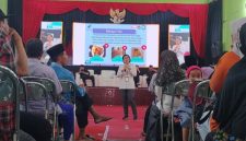 Ketua Tim Substansi Informasi dan Komunikasi Balai Besar Pengawas Obat dan Makanan (BBPOM) di Semarang, Theresiana Ari Wijayanti, memberikan edukasi kepada masyarakat Rembang, Selasa (4/8).