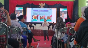 Ketua Tim Substansi Informasi dan Komunikasi Balai Besar Pengawas Obat dan Makanan (BBPOM) di Semarang, Theresiana Ari Wijayanti, memberikan edukasi kepada masyarakat Rembang, Selasa (4/8).