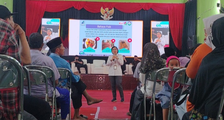 Ketua Tim Substansi Informasi dan Komunikasi Balai Besar Pengawas Obat dan Makanan (BBPOM) di Semarang, Theresiana Ari Wijayanti, memberikan edukasi kepada masyarakat Rembang, Selasa (4/8).