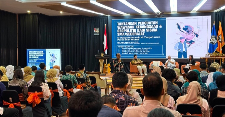 Ratusan peserta mengikuti Seminar Kebangsaan bertajuk “Nasionalisme dan Geopolitik: Urgensi dan Metode Pembelajaran untuk Gen-Z di Era Demokrasi Digital” di Auditorium FIMENA FISIP UNDIP, Rabu (5/8).