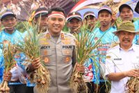 Kapolres Wonosobo, AKBP Ricky Pripurna Atmaja, bersama kelompok tani melaksanakan panen dan penanaman bawang putih secara serentak di Desa Serang, Kecamatan Kejajar, Kabupaten Wonosobo, Rabu (19/8/2026).