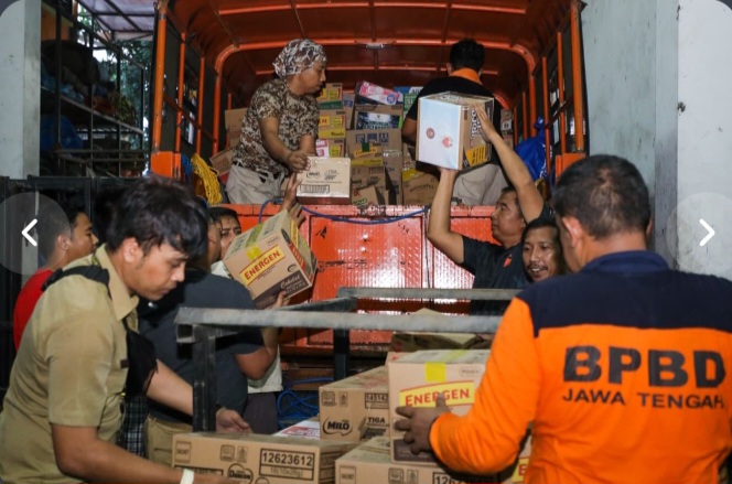 Pengiriman bantuan tahap kedua dari Pemprov Jateng untuk para korban gempa di Nusa Tenggara Timur (NTT). 