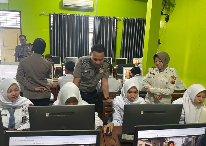 Para Pelajar setingkat SLTA di Kabupaten Demak mengikuti Pelatihan Program Paham AI Quick Wins Presisi Triwulan III 2026, di Laboratorium Komputer SMA Negeri 1 Dempet, Kabupaten Demak, Senin (7/9/2026).