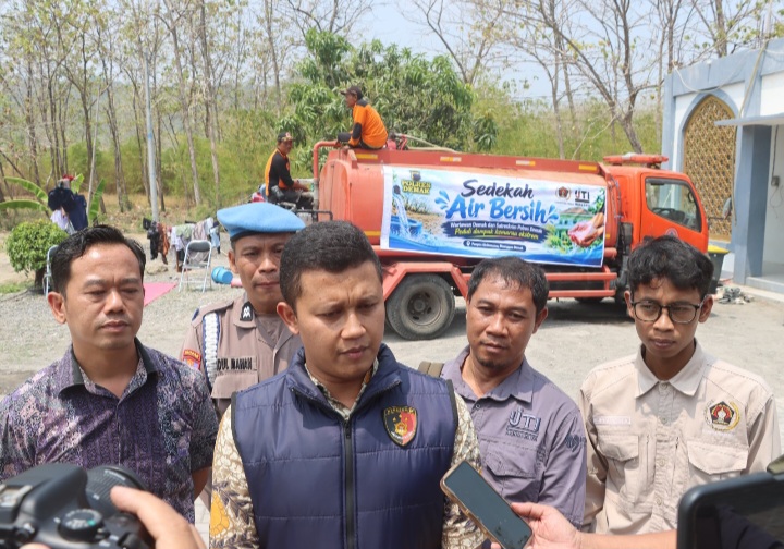 Kasat Reskrim Polres Demak, AKP Arlan Budi Kusuma diwawancarai Wartawan di sela penyaluran air bersih di Pondok Pesantren Giri Kesumo, Desa Banyumeneng, Kecamatan Mranggen, Kabupaten Demak, Jumat (11/9/2026).