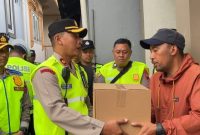 Polres Wonosobo menyalurkan bantuan sosial kepada warga terdampak kebakaran di Dusun Krajan, Desa Tieng, Kecamatan Kejajar, Kabupaten Wonosobo, Sabtu (12/9/2026).